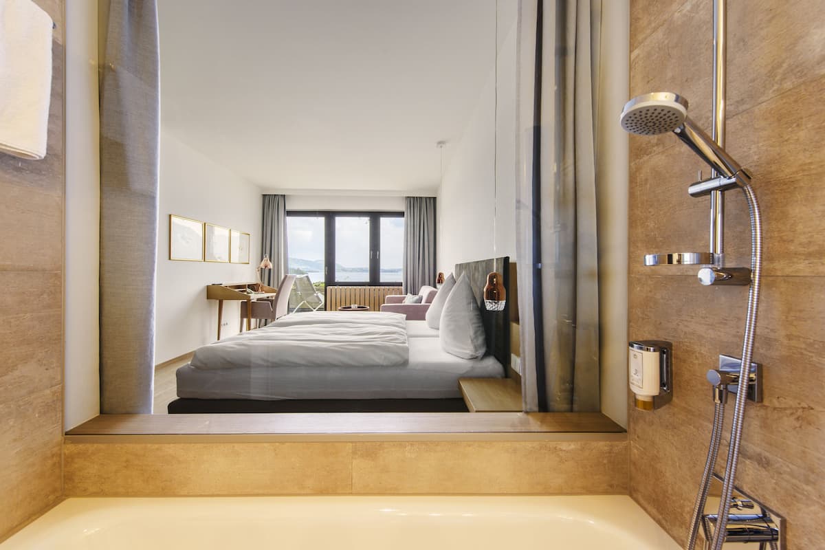 design double room, balcony, lake view (mini) | bathroom | free toiletries, hair dryer, bathrobes, towels