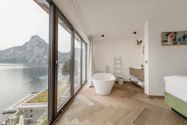 Suite panorámica, balcón, vistas al lago (Traunsee) | Bañera profunda