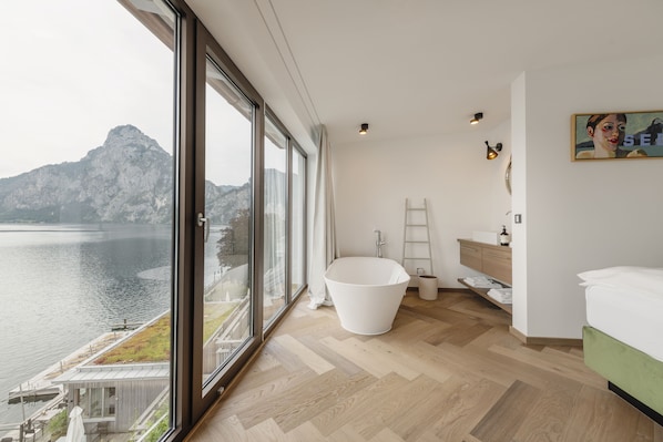 Suite panorámica, balcón, vista al lago (Traunsee) | Tina profunda