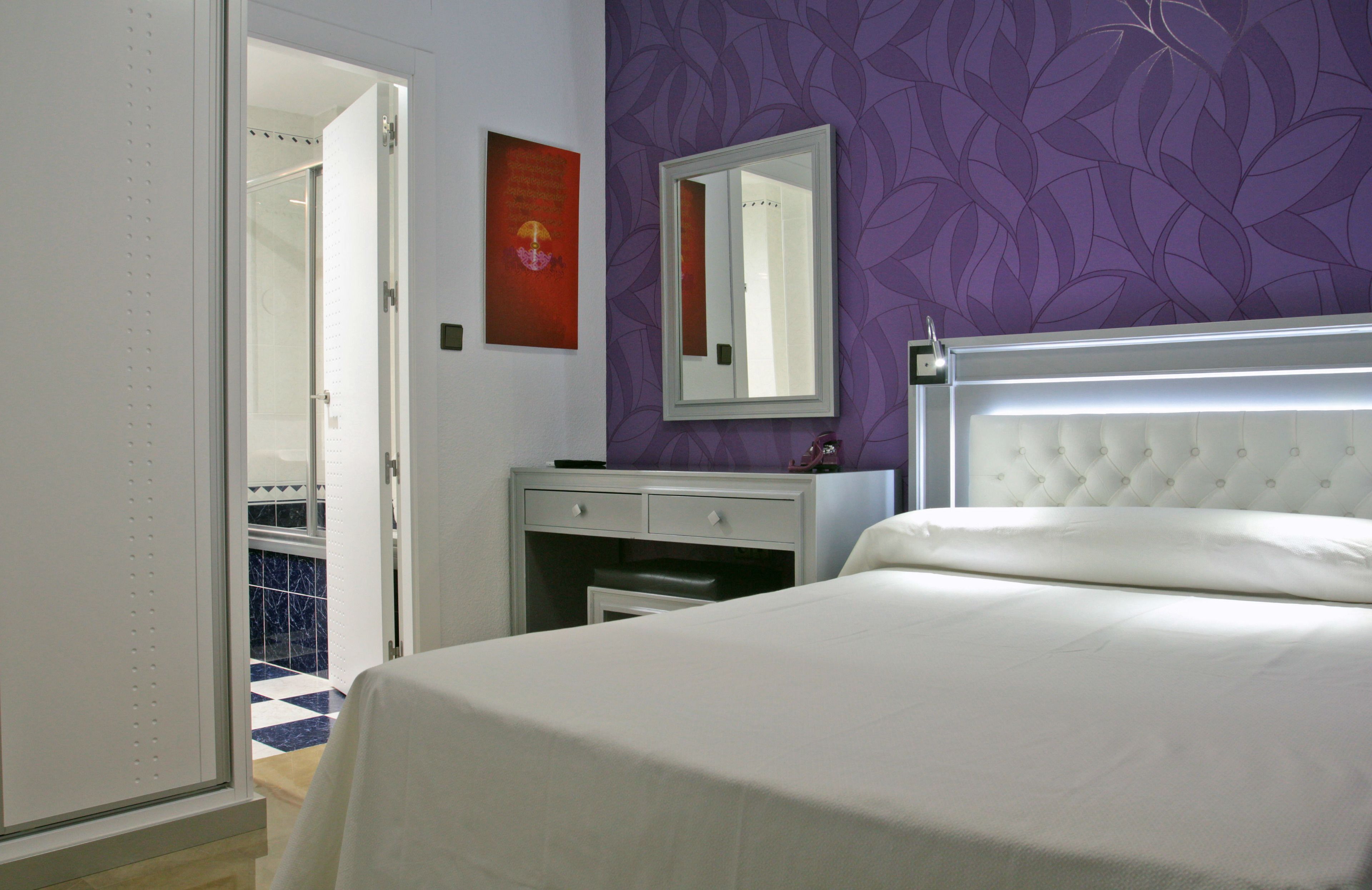 أسرّة بإسفنج يتكيف مع شكل الجسم وخزنة داخل الغرفة ومكتب