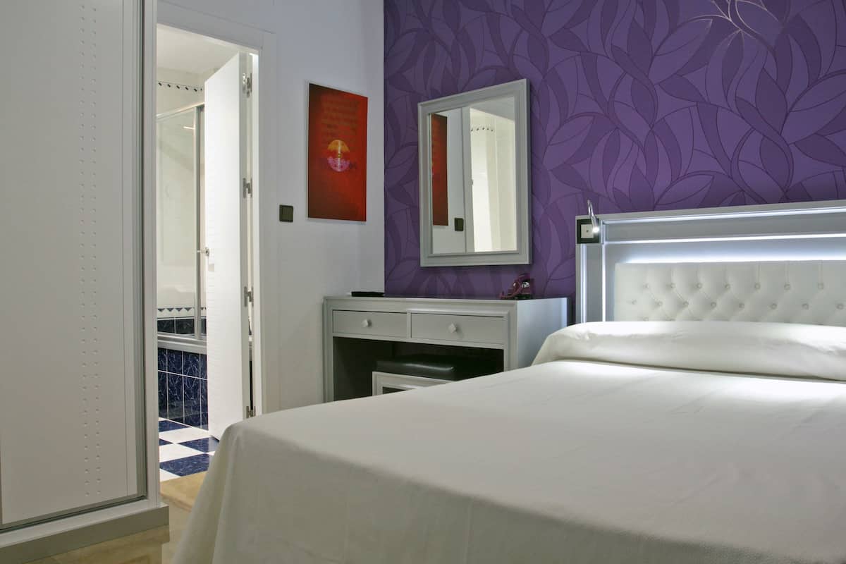 記憶棉床墊、房內夾萬、書桌、手提電腦工作空間