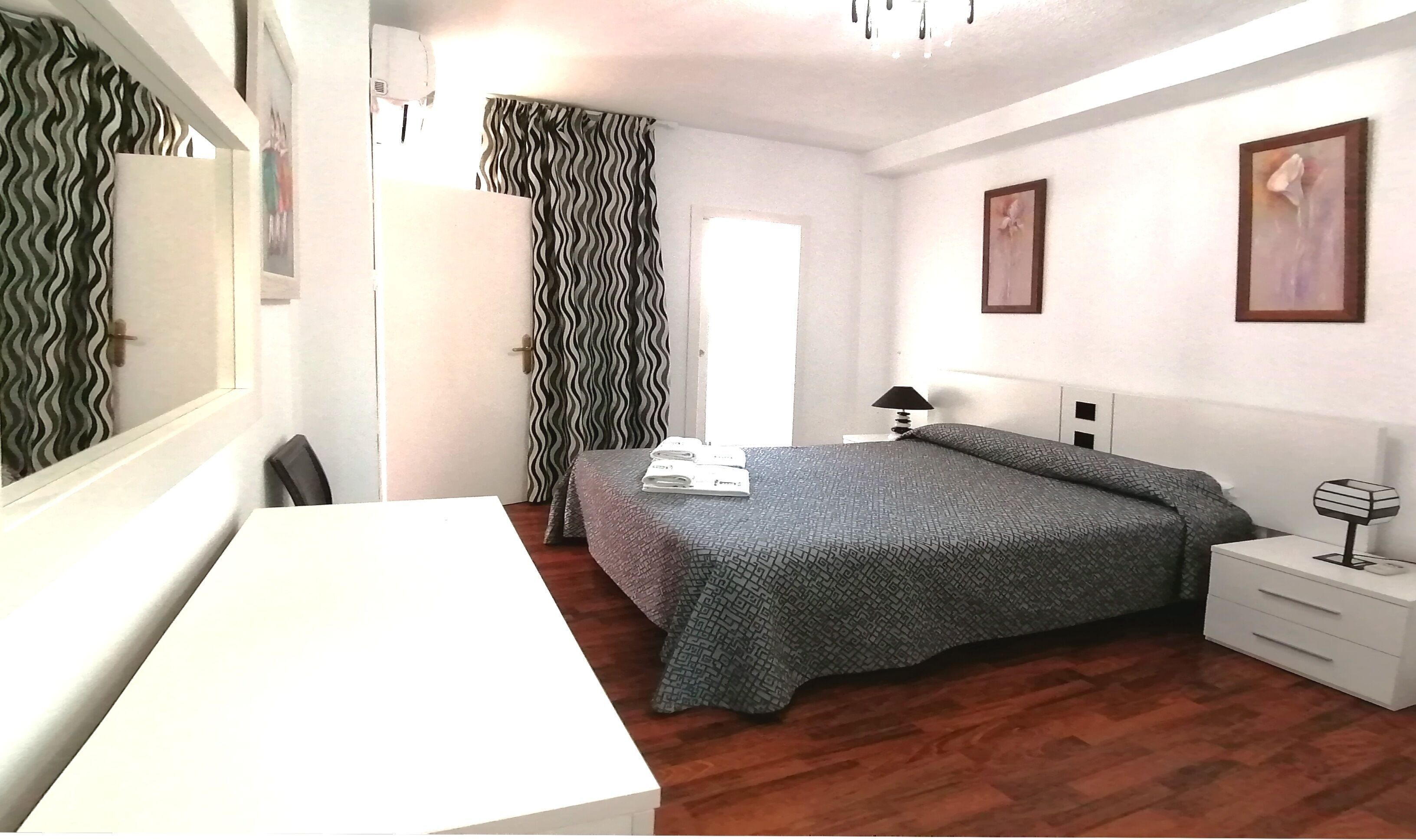 أسرّة بإسفنج يتكيف مع شكل الجسم وخزنة داخل الغرفة ومكتب