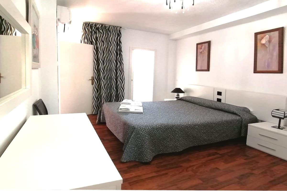 記憶棉床墊、房內夾萬、書桌、手提電腦工作空間