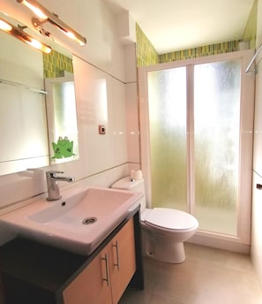 Standard Apartment | Bathroom | Hydromassage showerhead, free toiletries, hair dryer, towels - Hotel Molinos (Granada)
