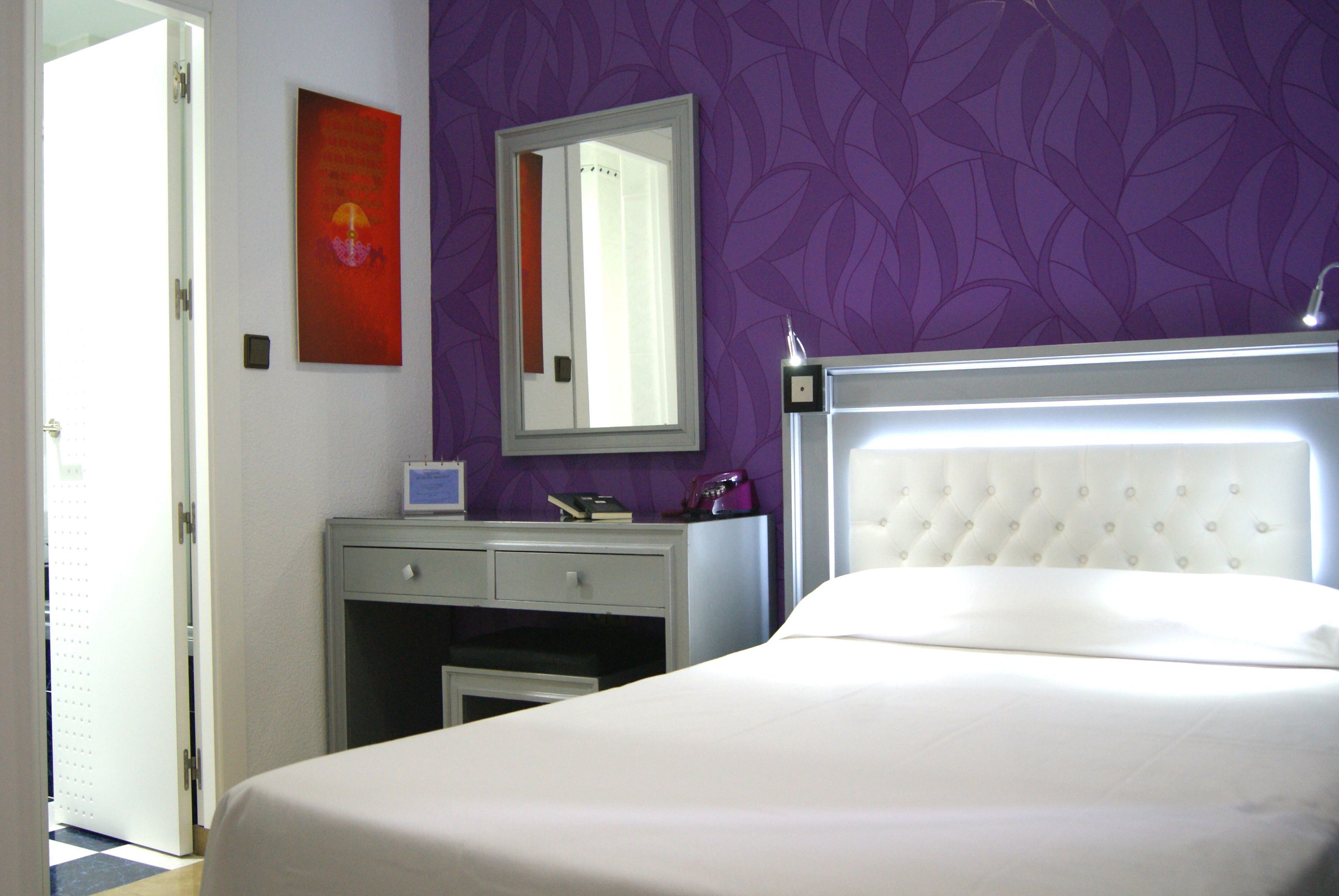 أسرّة بإسفنج يتكيف مع شكل الجسم وخزنة داخل الغرفة ومكتب