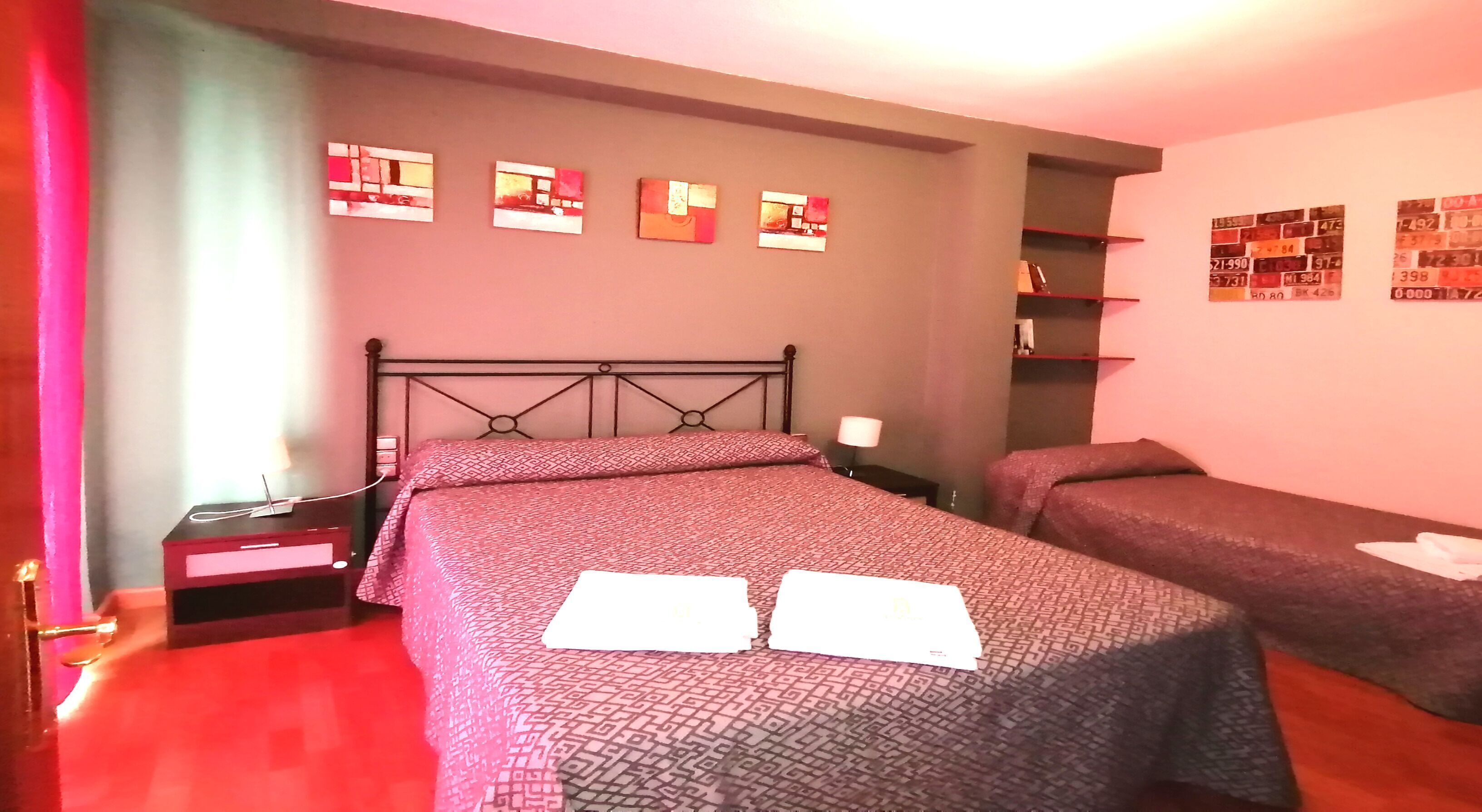 أسرّة بإسفنج يتكيف مع شكل الجسم وخزنة داخل الغرفة ومكتب