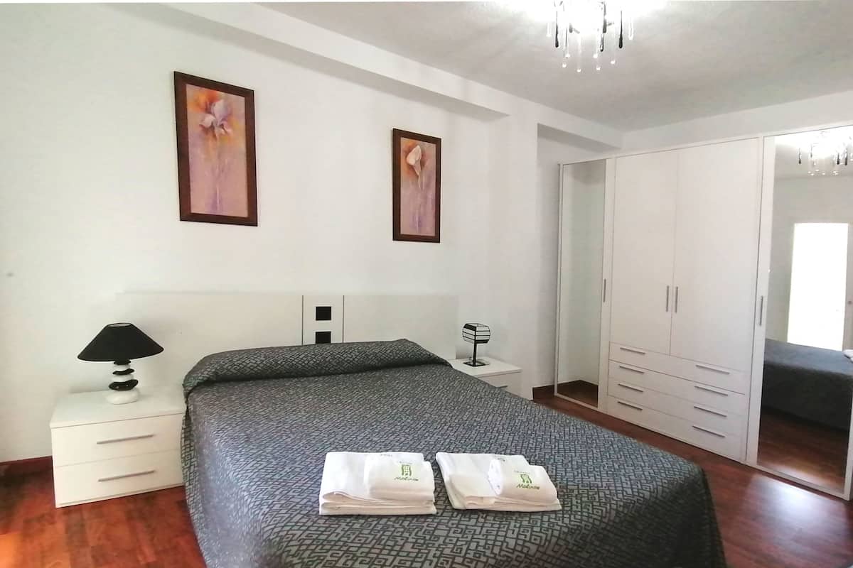 Colchones con efecto memoria y caja de seguridad en la habitación