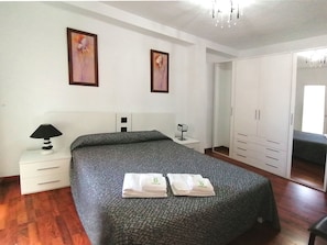 Familienapartment | Betten mit Memory-Foam-Matratzen, Zimmersafe, Schreibtisch