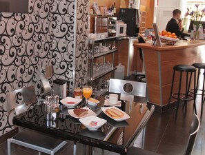 Petit déjeuner buffet (9 EUR par personne)