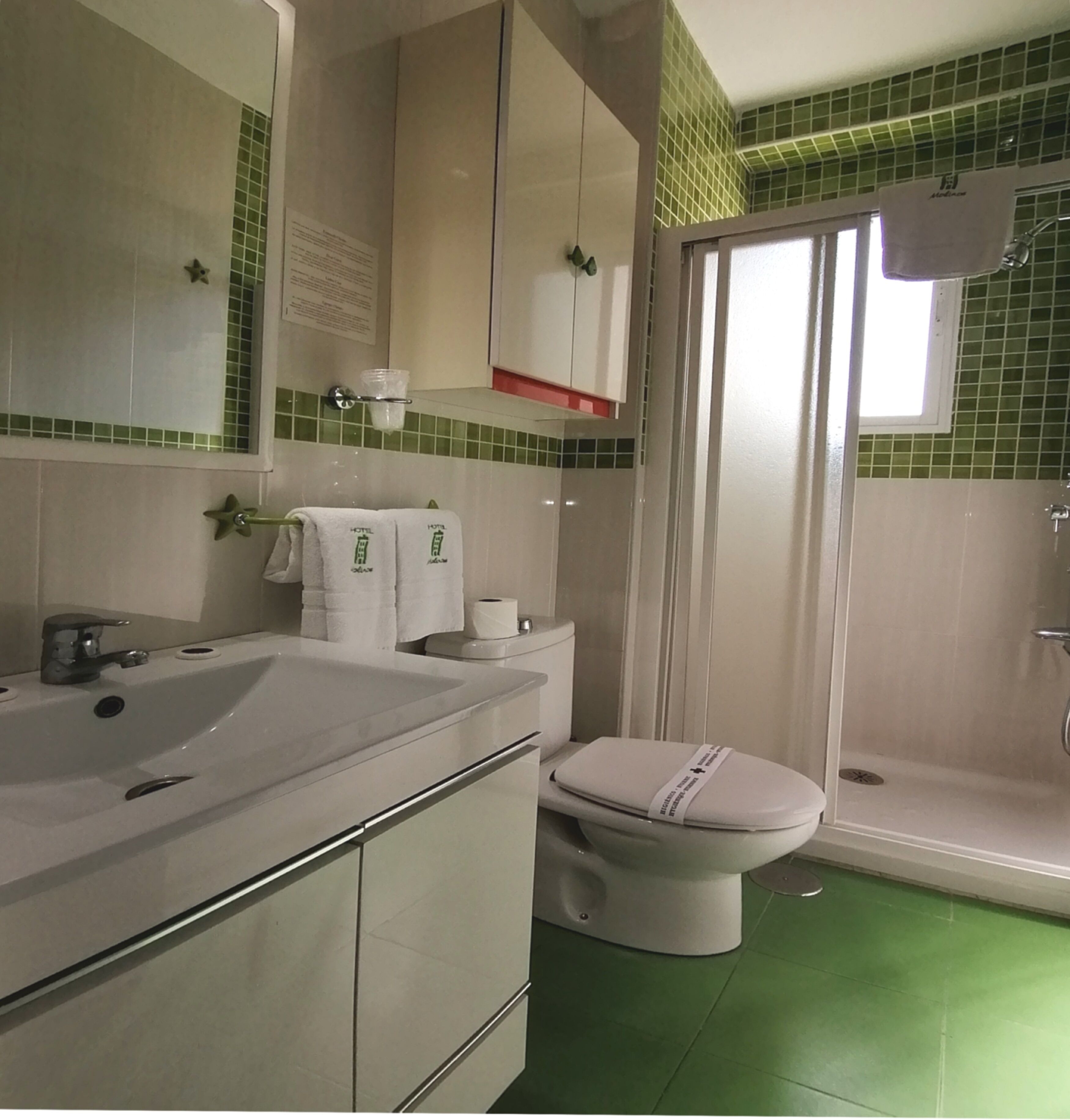 family apartment | bathroom | hydromassage showerhead, free toiletries, hair dryer, towels