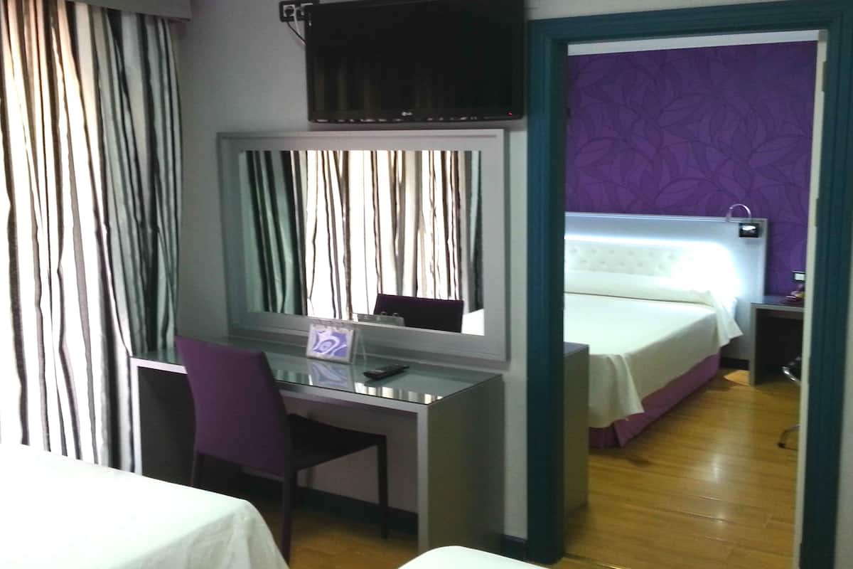 Colchones con efecto memoria y caja de seguridad en la habitación