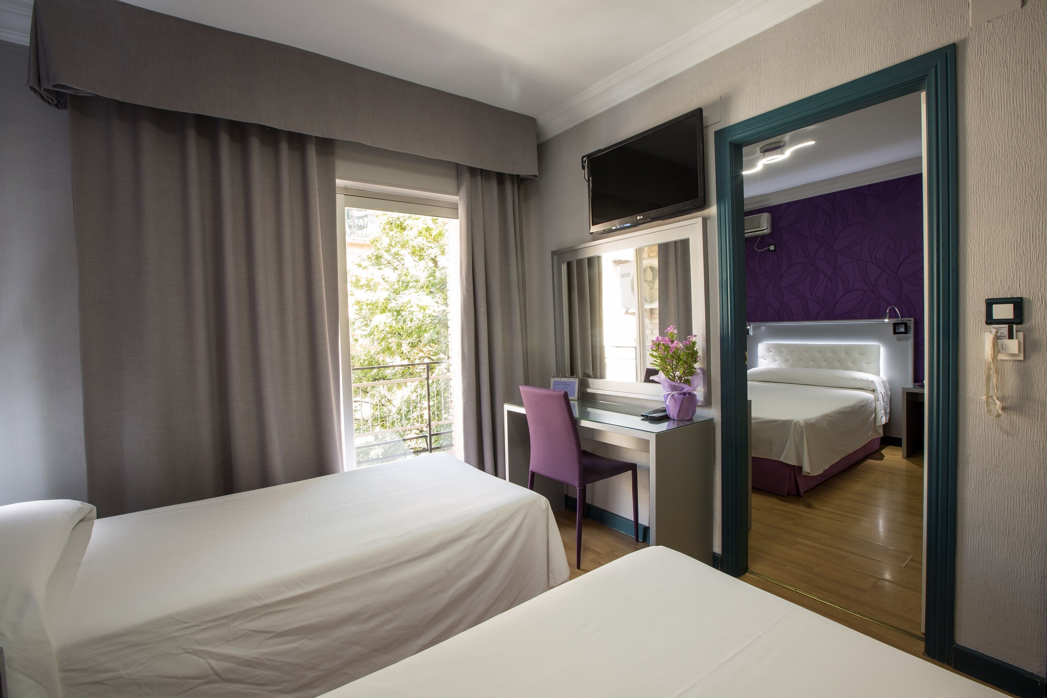 أسرّة بإسفنج يتكيف مع شكل الجسم وخزنة داخل الغرفة ومكتب