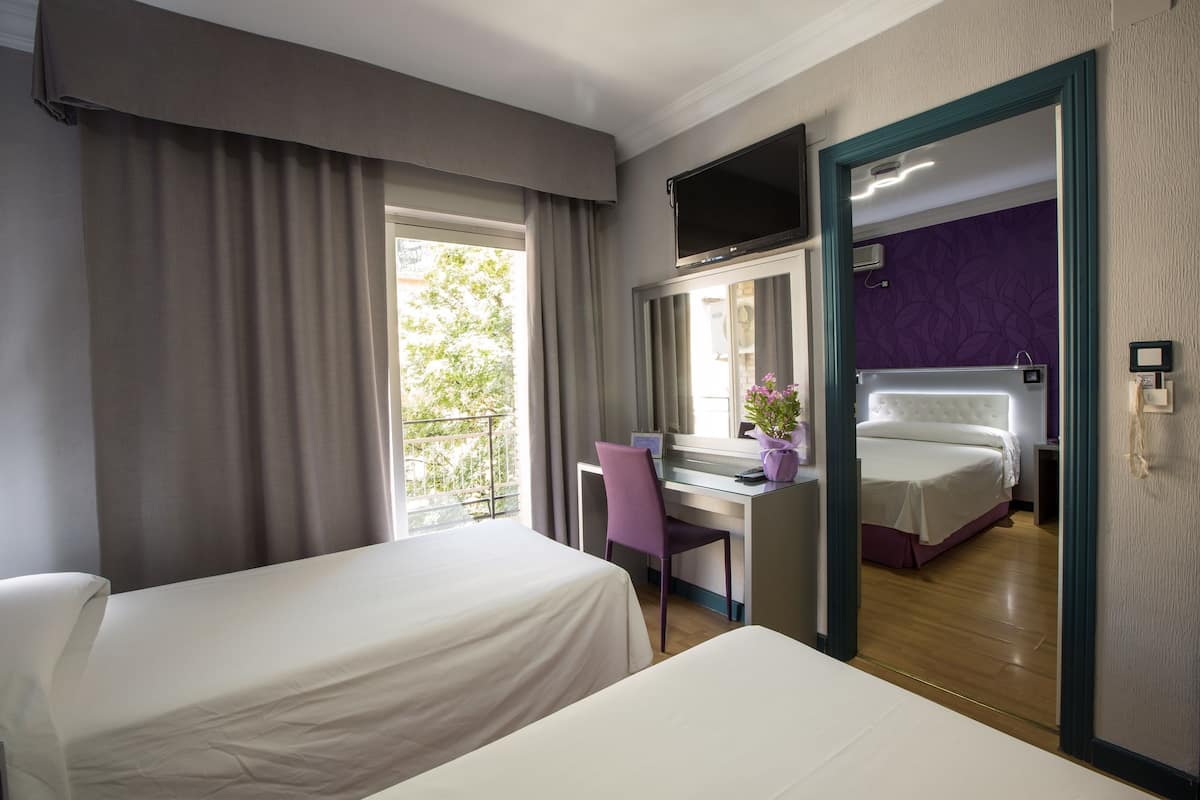 Colchones con efecto memoria y caja de seguridad en la habitación