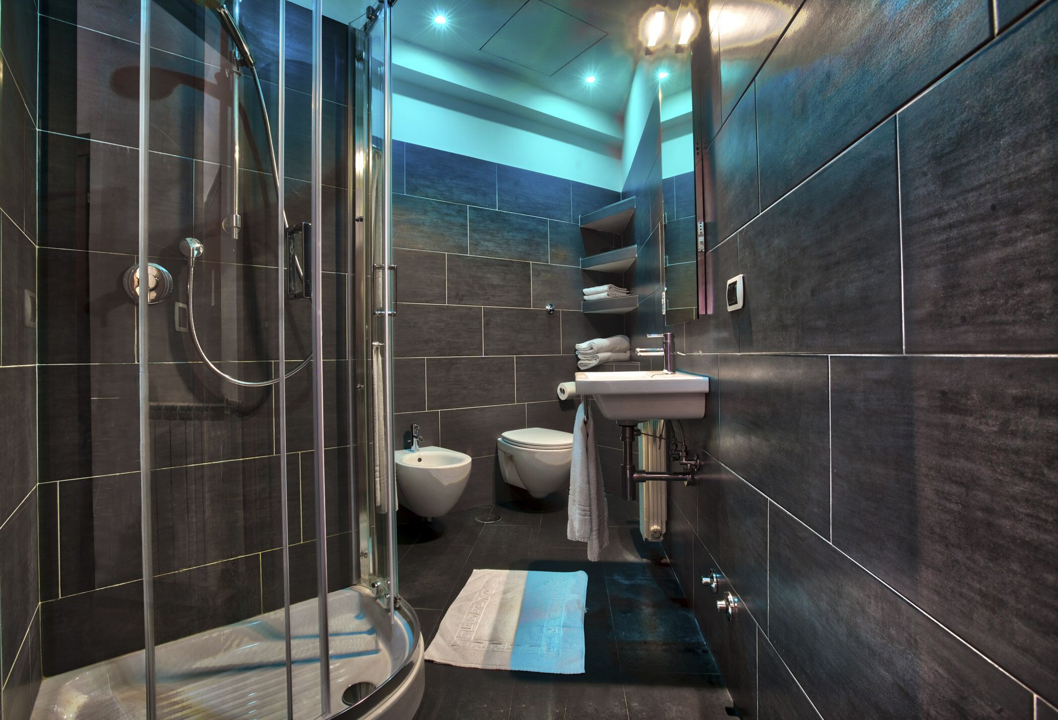 Habitación triple | Ba ño | Regadera, amenidades de baño gratuitas, secadora de cabello, bidet 
