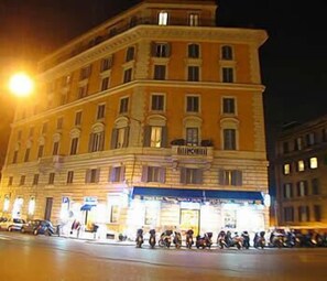 Fassade der Unterkunft – Abend/Nacht