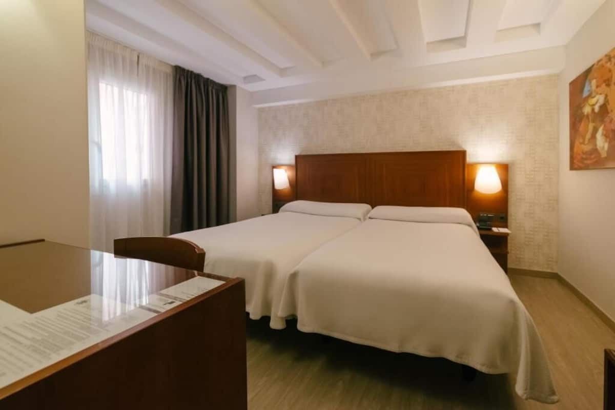 Doppelzimmer | Zimmersafe, Schreibtisch, Zustellbetten, kostenloses WLAN