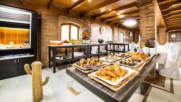 每日供应自助式早餐(每人 EUR 11)