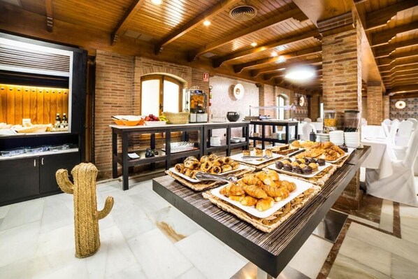 Se ofrece un desayuno bufé todos los días (11 EUR por persona)