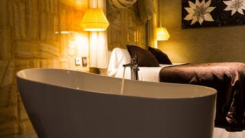 Minibar, coffres-forts dans les chambres, bureau, rideaux occultants