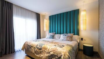 Minibar, coffres-forts dans les chambres, bureau, rideaux occultants