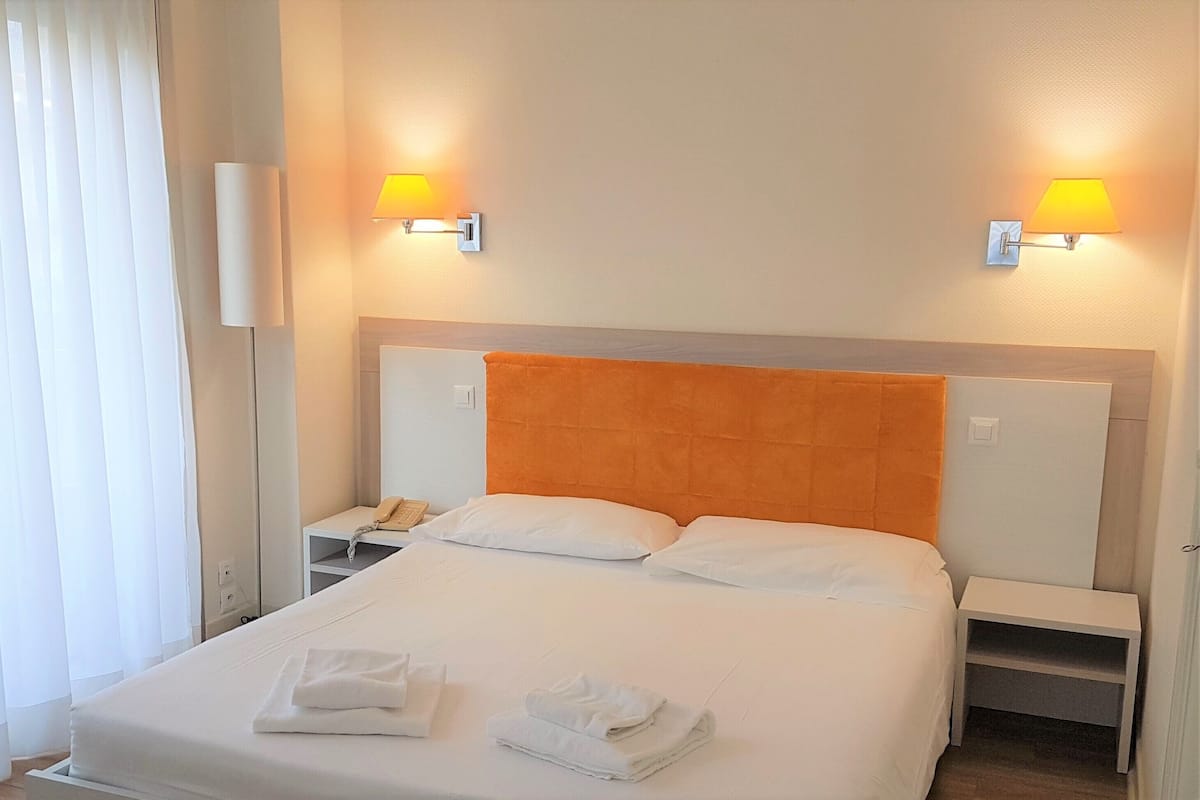 Double Room, Mountain View | 1 bedroom, minibar, in-room safe, blackout curtains