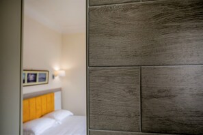 Minibar, caja de seguridad en la habitación y cortinas blackout 