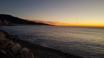 På stranden