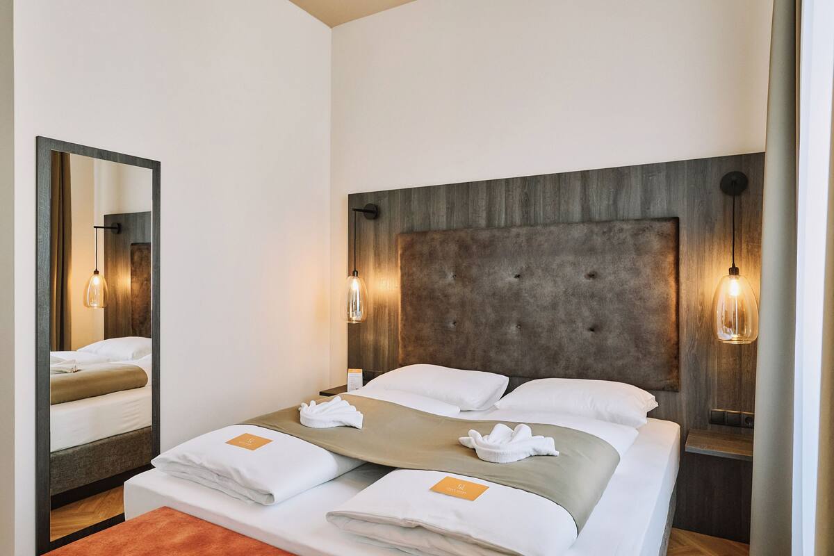 Chambre double | Lit avec matelas à plateau-coussin, bureau, accès au Wi-Fi (inclus)
