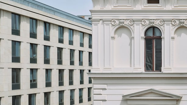 A building with a modern facade and classical architectural elements. - Urban Rooms Rathaus - Self Check-In (Vienna)
