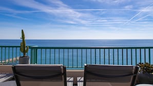 A balcony with two chairs and a potted cactus, overlooking a calm sea and a clear sky. - Princess et Richmond (Menton)