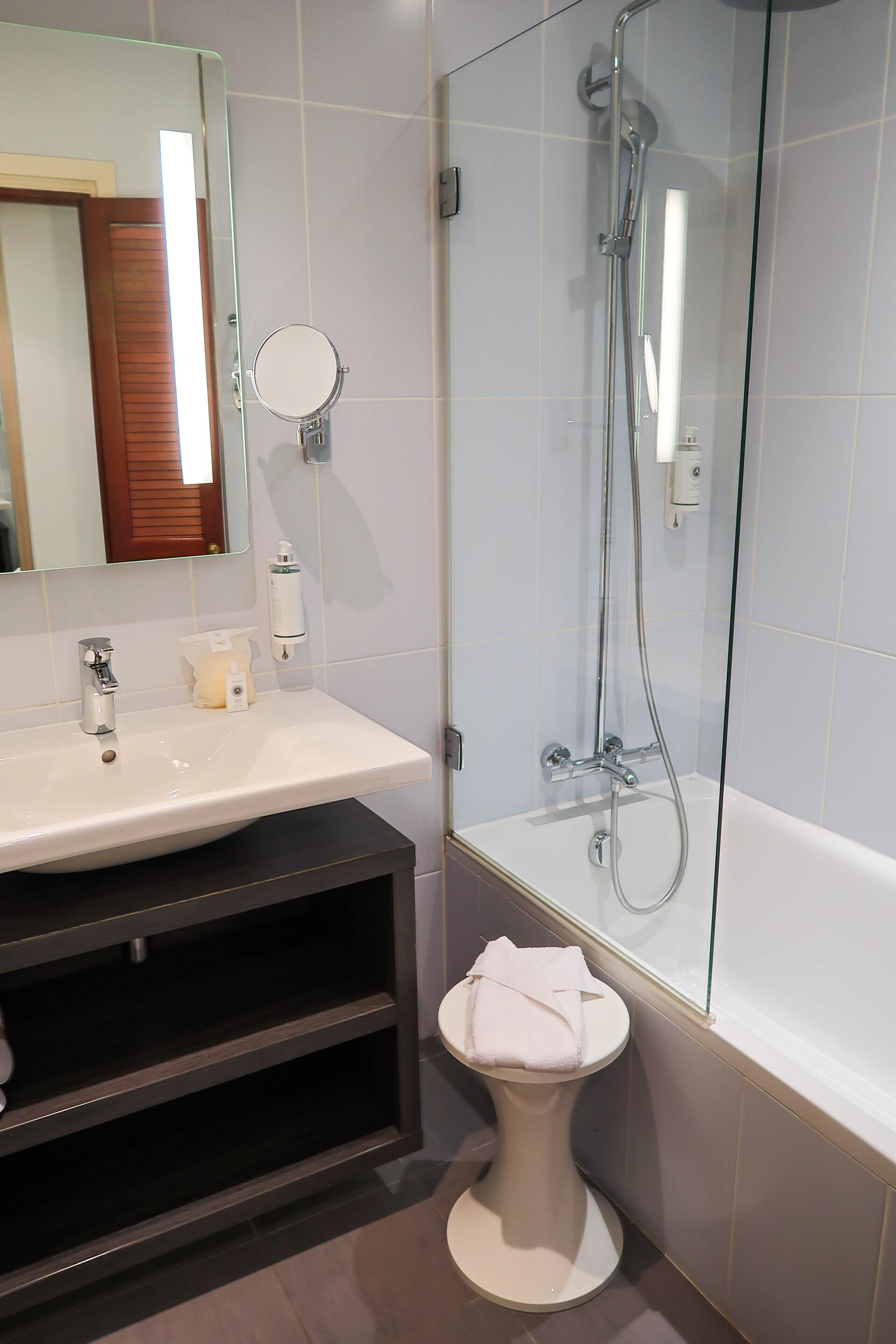 double room, lateral sea view | bathroom | free toiletries, hair dryer, towels