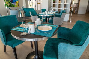 Petit déjeuner buffet (18 EUR par personne)