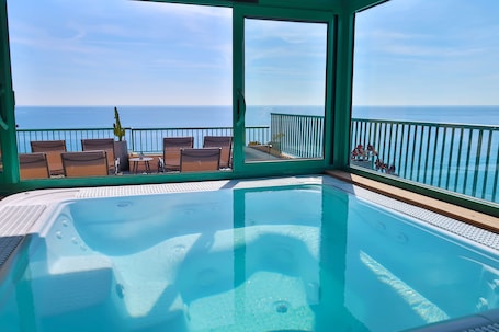 Indoor spa tub