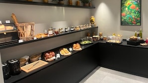 A breakfast buffet with various food items and condiments. - Princess et Richmond (Menton)