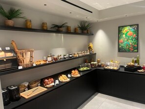 Tägliches Frühstücksbuffet (18 EUR pro Person)