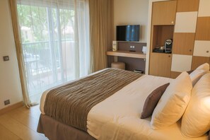 Dobbelt- eller tomannsrom | Minibar, safe på rommet, skrivebord og lydisolert