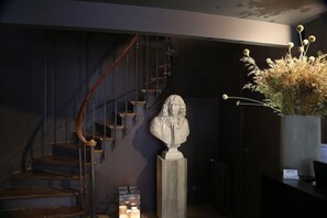 المنشأة من الداخل