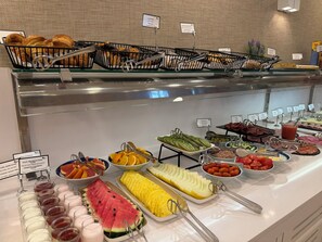 Ein reichhaltiges Buffet mit verschiedenen Speisen und Besteck.