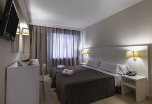 Eenvoudige Twin kamer, balkon | Donzen dekbedden, een kluis op de kamer, een bureau
