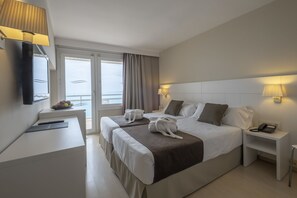 Kamer, 1 twee- of 2 eenpersoonsbedden, balkon, uitzicht op zee | Donzen dekbedden, een kluis op de kamer, een bureau