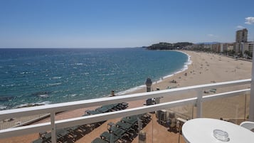 Habitación con 1 cama doble o 2 individuales, balcón, vistas al mar | Vistas desde la habitación