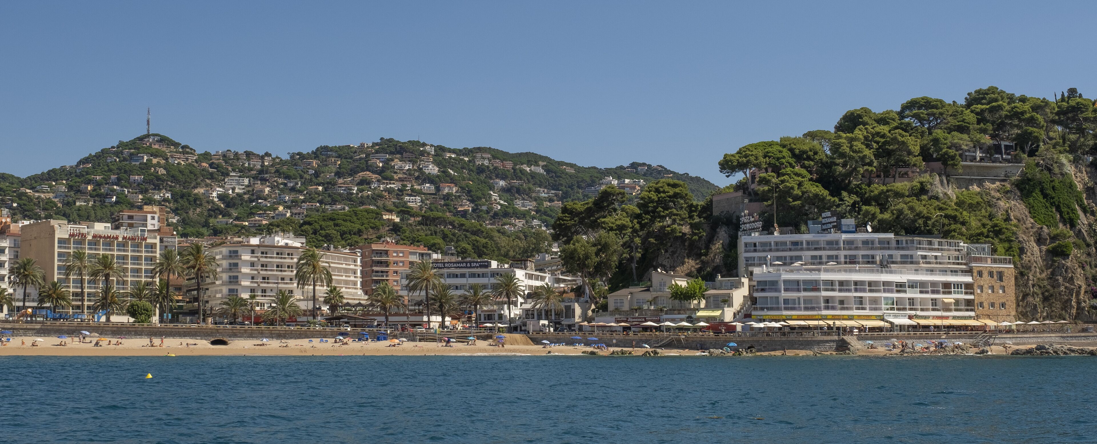 Un hotel frente al mar con varios pisos, acceso directo a la playa y vistas al océano.