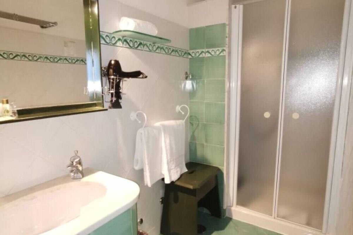 shower, rainfall showerhead, eco-friendly toiletries, hair dryer