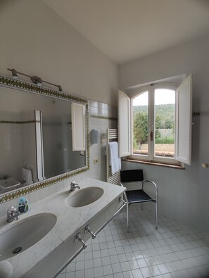 Condo familial | Salle de bain | Douche, douche cascade, articles de toilette écologiques