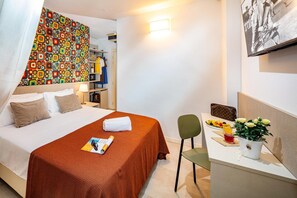 In-room safe, desk, free WiFi