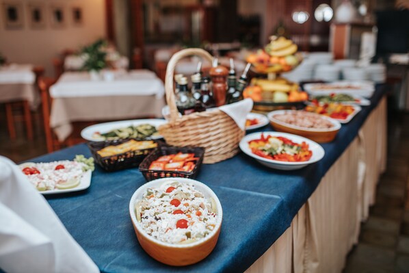 Se sirven desayunos, comidas y cenas