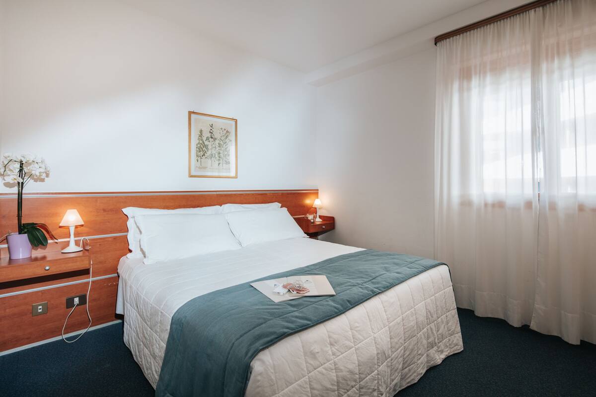 Standard Double or Twin Room | In-room safe, desk, WiFi (free)