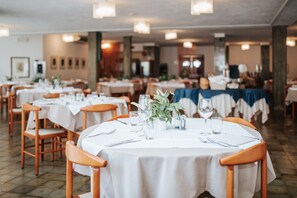 Frokost, lunsj og middag serveres