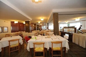 Breakfast, lunch and dinner served