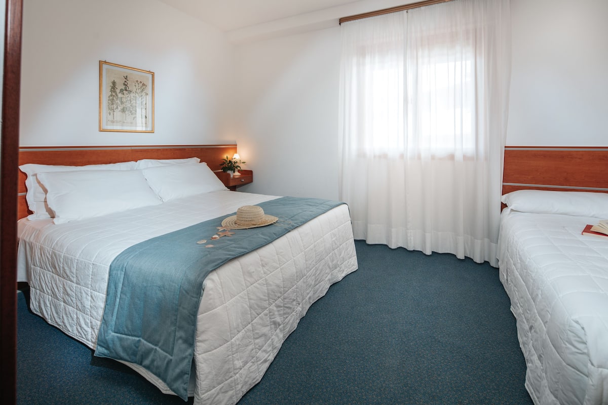Standard Triple Room | In-room safe, desk, WiFi (free)